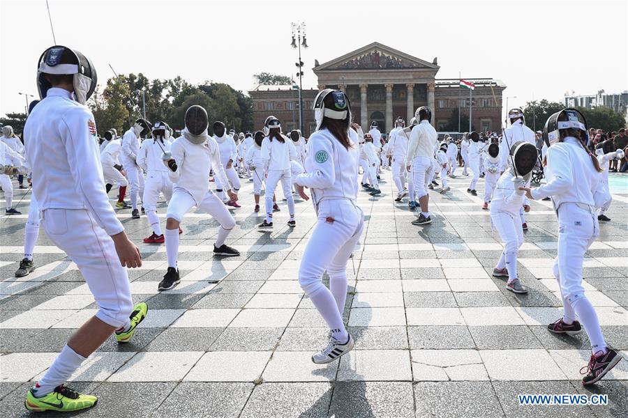 (SP)HUNGARY-BUDAPEST-FENCING FLASHMOB 