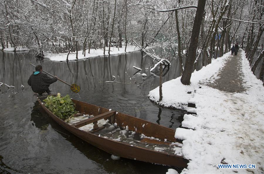 KASHMIR-SRINAGAR-SNOWFALL