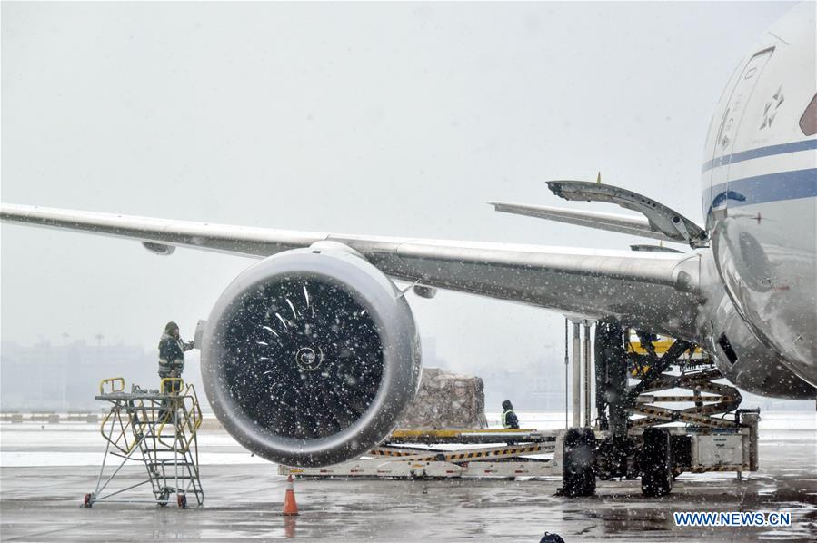 CHINA-BEIJING-SNOWFALL-DEICING (CN)