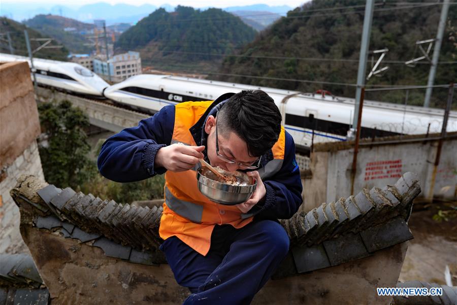 CHINA-GUIZHOU-GUIYANG-RAILWAY MAINTENANCE WORKER (CN)