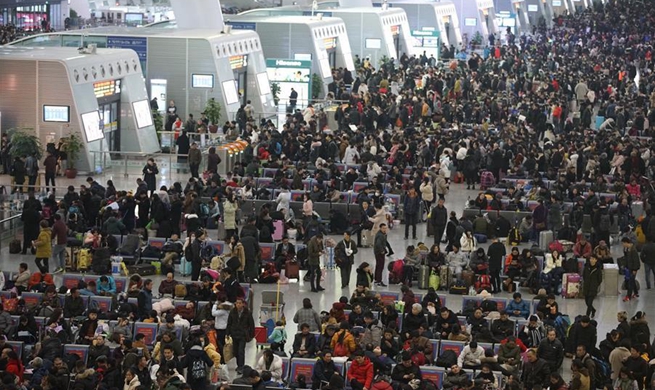 Heavy snow disrupts traffic in parts of China