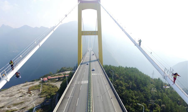 Maintenance work 650 meters above valley in China's Hubei