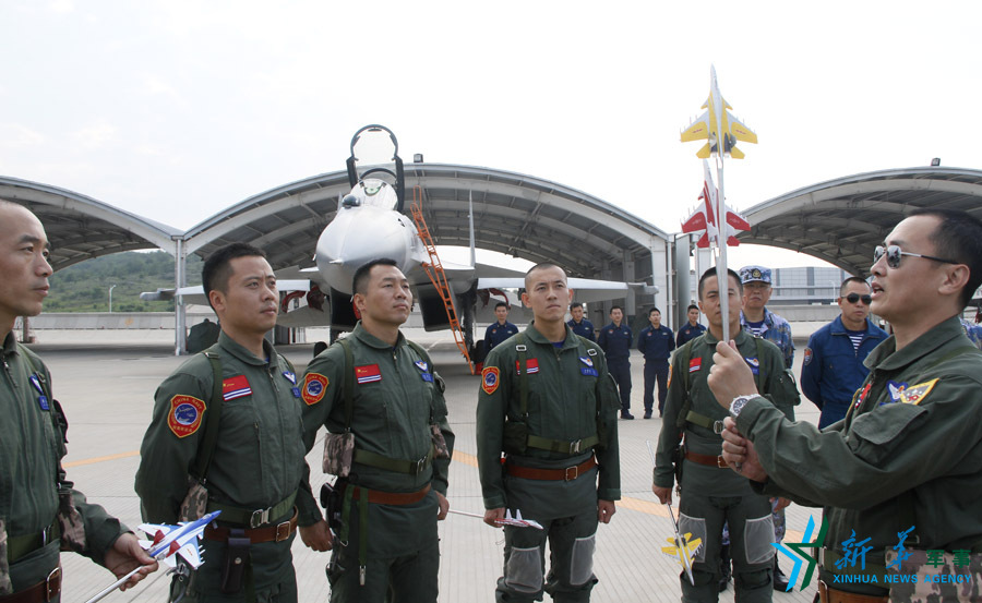 ↑海軍某艦載航空兵部隊(duì)部隊(duì)長戴明盟帶領(lǐng)飛行員進(jìn)行地面模擬訓(xùn)練。