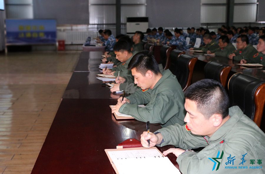 ↑資料圖片：張超參加部隊(duì)組織的《改革強(qiáng)軍主題教育》授課現(xiàn)場。