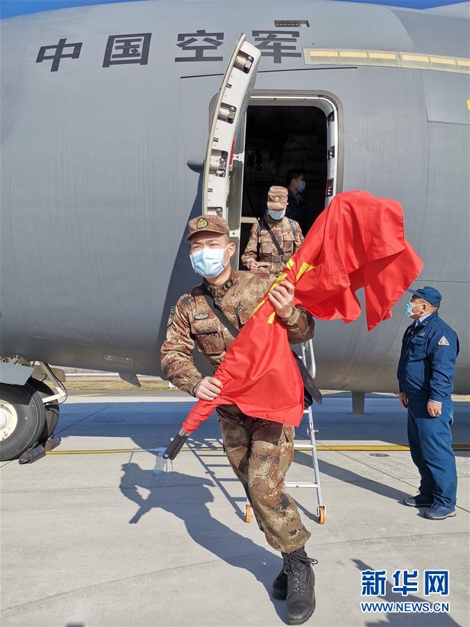 （聚焦疫情防控·圖文互動）（5）空軍第四次向武漢大規(guī)模空運醫(yī)療隊員和物資