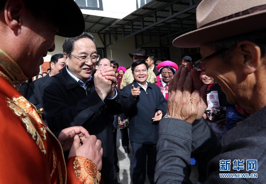 這是5月16日，俞正聲在香格里拉縣建塘鎮(zhèn)金龍社區(qū)與居民們親切交談。 新華社記者 劉衛(wèi)兵 攝