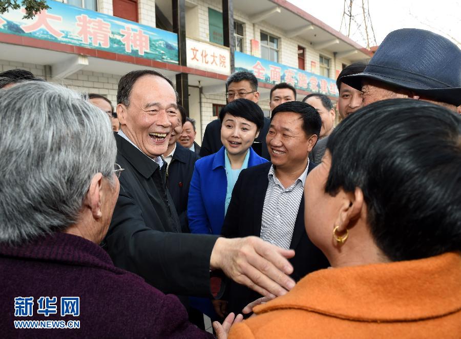 3月27日至28日，中共中央政治局常委、中央紀(jì)委書記王岐山到河南省調(diào)研，并主持召開座談會。這是3月27日王岐山在河南林州姚村鎮(zhèn)馮家口村同村民親切交談。 新華社記者 饒愛民 攝