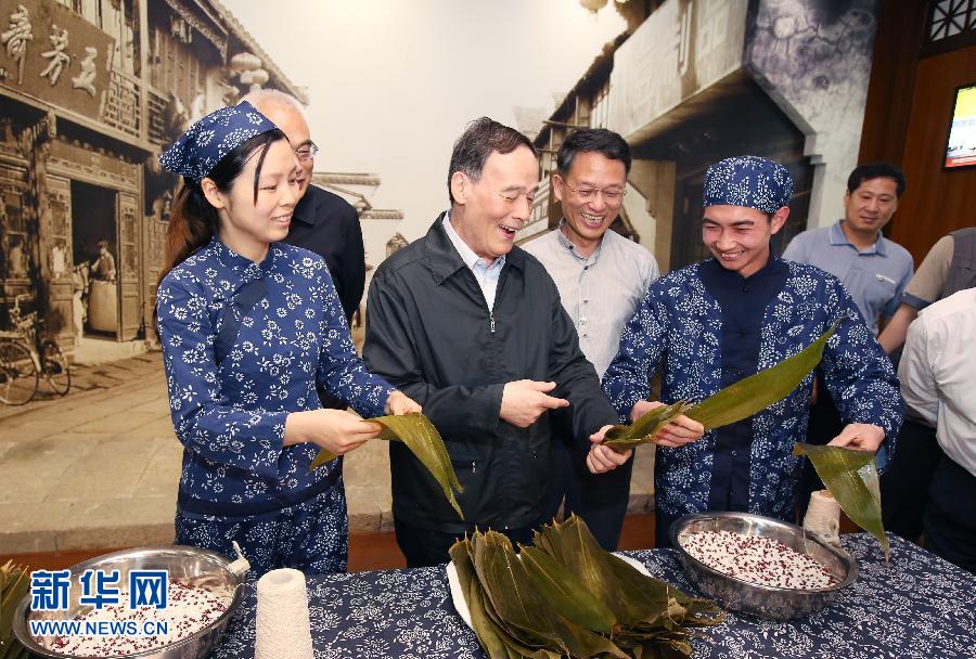 5月8日至10日，中共中央政治局常委、中央紀(jì)委書(shū)記王岐山到浙江省調(diào)研，并主持召開(kāi)部分省區(qū)市紀(jì)委書(shū)記座談會(huì)。這是5月8日，王岐山在嘉興五芳齋實(shí)業(yè)股份有限公司考察。新華社記者 姚大偉 攝 