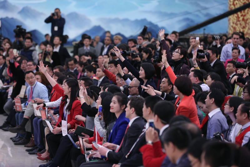 3月15日，國務(wù)院總理李克強(qiáng)在北京人民大會堂與中外記者見面，并回答記者提問。這是記者舉手爭取提問機(jī)會。 新華社記者 才揚(yáng) 攝