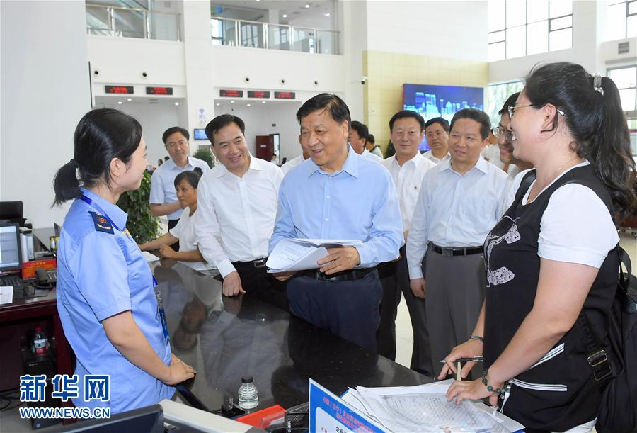 6月22日至24日，中共中央政治局常委、中央書記處書記劉云山在遼寧調(diào)研。這是6月22日，劉云山在中國（遼寧）自貿(mào)試驗區(qū)營口片區(qū)與干部群眾深入交流。新華社記者 張鐸 攝