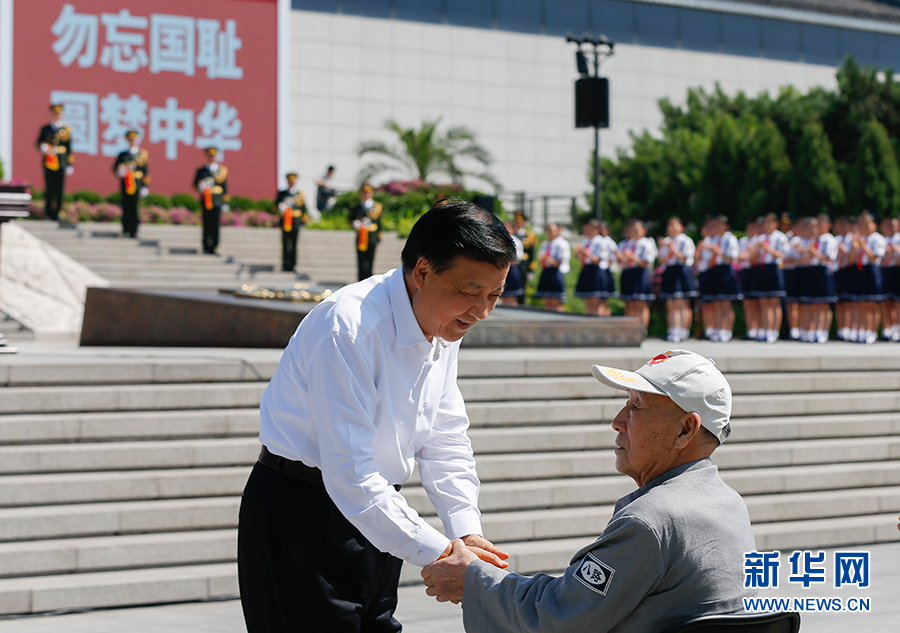 7月7日，紀(jì)念全民族抗戰(zhàn)爆發(fā)80周年儀式在中國(guó)人民抗日戰(zhàn)爭(zhēng)紀(jì)念館舉行。中共中央政治局常委、中央書記處書記劉云山出席儀式并講話。這是儀式開(kāi)始前，劉云山與老八路代表握手。新華社記者崔新鈺攝