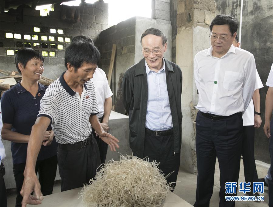 9月3日至5日，中共中央政治局常委、中央紀(jì)委書記、中央巡視工作領(lǐng)導(dǎo)小組組長王岐山在湖南省調(diào)研并主持召開巡察工作座談會。這是9月4日，王岐山在瀏陽市官橋鎮(zhèn)石灰嘴村貧困戶家中了解脫貧情況。新華社記者 王曄 攝

