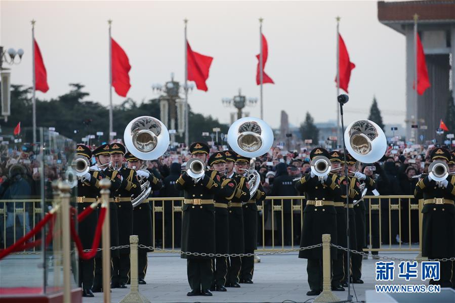 （社會(huì)）（8）人民解放軍首次執(zhí)行天安門(mén)廣場(chǎng)升國(guó)旗任務(wù)