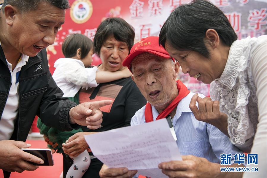 （圖片故事）（3）“希望老人”的第100次老區(qū)助學(xué)之旅