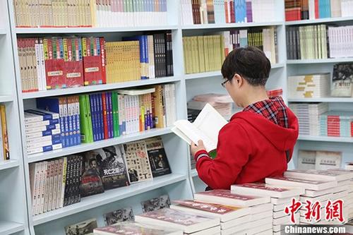 5月9日，一女子在哈爾濱市某書店選購(gòu)圖書。從5月1日至5月4日，全國(guó)32家紙廠宣布漲價(jià)，各紙種漲價(jià)幅度為每噸100元至300元不等。對(duì)此，出版行業(yè)業(yè)內(nèi)人士表示“因?yàn)榧垙垉r(jià)格上漲，直接造成了出版成本的明顯增加，出版行業(yè)只能被迫對(duì)圖書定價(jià)進(jìn)行調(diào)整。”
<a target='_blank' >中新社</a>記者 于琨 攝