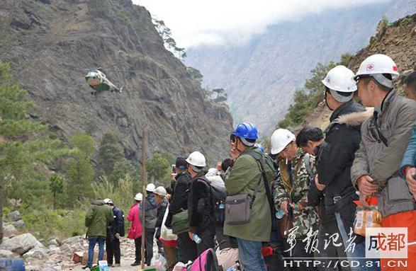 2015年4月，因地震被困尼泊爾的中國公民準備登機