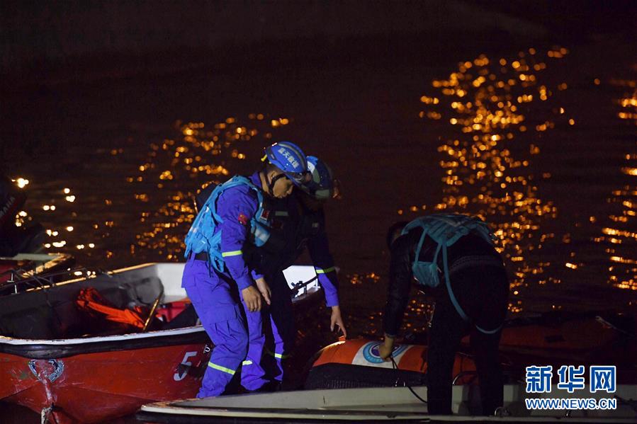 （重慶公交車墜江事故·圖文互動）（1）夜幕降臨，重慶萬州公交客車墜江事故救援工作仍在進(jìn)行中