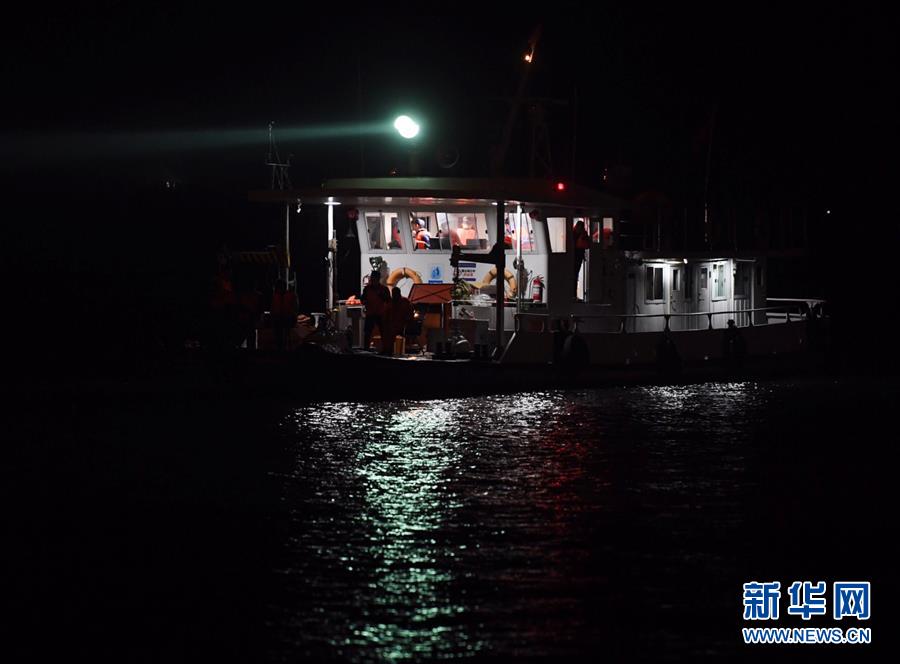 （重慶公交車墜江事故·圖文互動）（2）夜幕降臨，重慶萬州公交客車墜江事故救援工作仍在進(jìn)行中