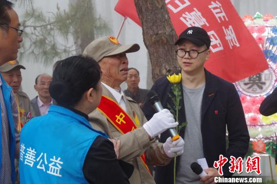 圖為廖沛林在進行祭奠儀式時代表老兵發(fā)言 陳靜 攝