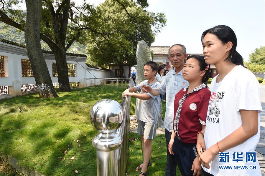 （壯麗70年·奮斗新時代——記者再走長征路·圖文互動）（3）“紅軍樹”下憶初心、守初心