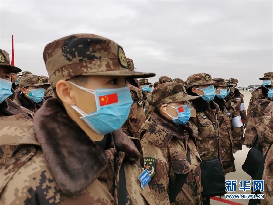 （聚焦疫情防控·圖文互動）（3）空軍出動3型11架運(yùn)輸機(jī)多地同步向武漢空運(yùn)醫(yī)療隊(duì)員