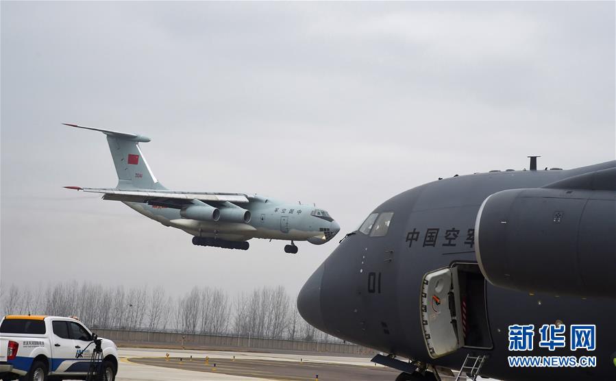 （聚焦疫情防控·圖文互動）（9）空軍出動3型11架運(yùn)輸機(jī)多地同步向武漢空運(yùn)醫(yī)療隊(duì)員