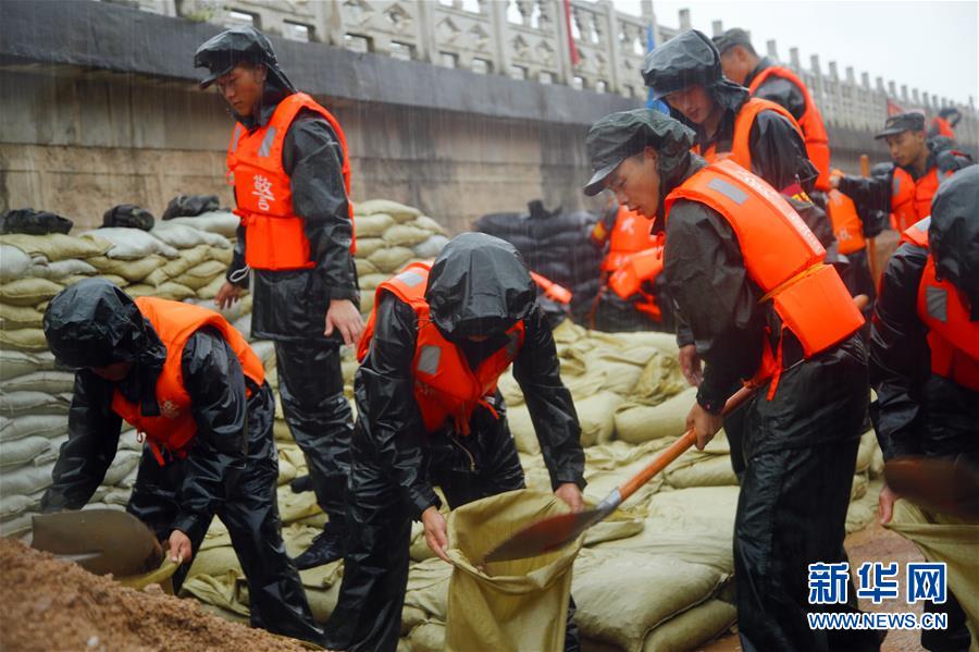 （防汛抗洪·圖文互動(dòng)）（1）洪水不退，子弟兵誓死不退——解放軍和武警部隊(duì)官兵參與洪澇災(zāi)害搶險(xiǎn)救援記事