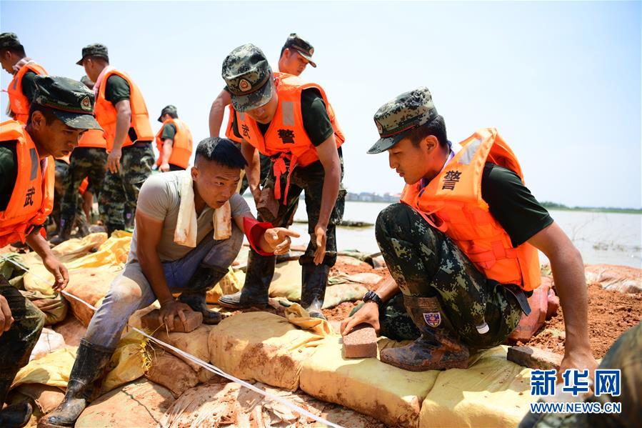 （防汛抗洪·圖文互動(dòng)）（2）洪水不退，子弟兵誓死不退——解放軍和武警部隊(duì)官兵參與洪澇災(zāi)害搶險(xiǎn)救援記事