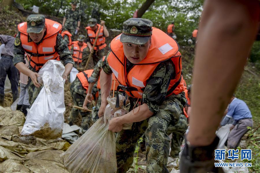 （防汛抗洪·圖文互動(dòng)）（6）洪水不退，子弟兵誓死不退——解放軍和武警部隊(duì)官兵參與洪澇災(zāi)害搶險(xiǎn)救援記事