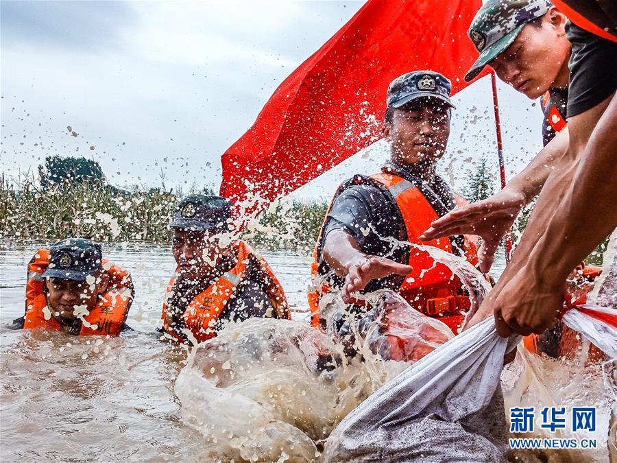 （防汛抗洪·圖文互動(dòng)）（9）洪水不退，子弟兵誓死不退——解放軍和武警部隊(duì)官兵參與洪澇災(zāi)害搶險(xiǎn)救援記事