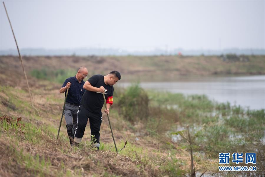 （防汛抗洪·圖文互動(dòng)）（1）在大堤上成長(zhǎng)，為人民守護(hù)——洪水中的青年“生力軍”