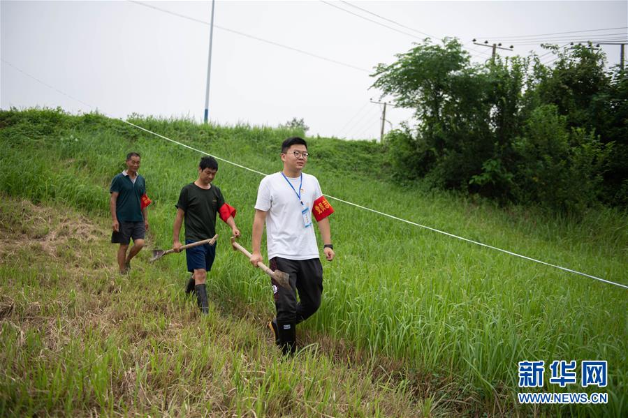 （防汛抗洪·圖文互動(dòng)）（3）在大堤上成長(zhǎng)，為人民守護(hù)——洪水中的青年“生力軍”