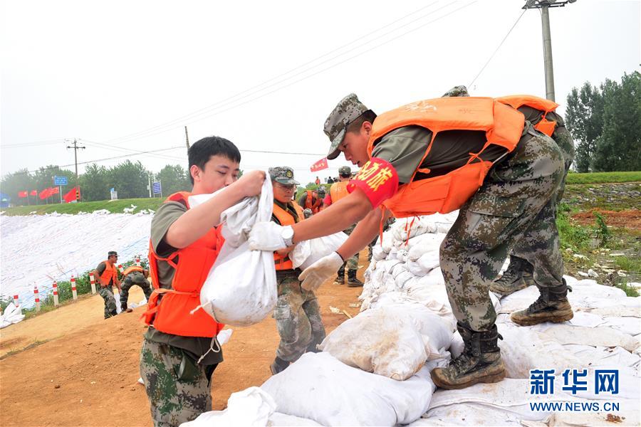 （防汛抗洪·圖文互動）（2）我們永遠是“兩不怕”精神傳人——陸軍第71集團軍200余名退伍老兵主動歸隊戰(zhàn)洪魔