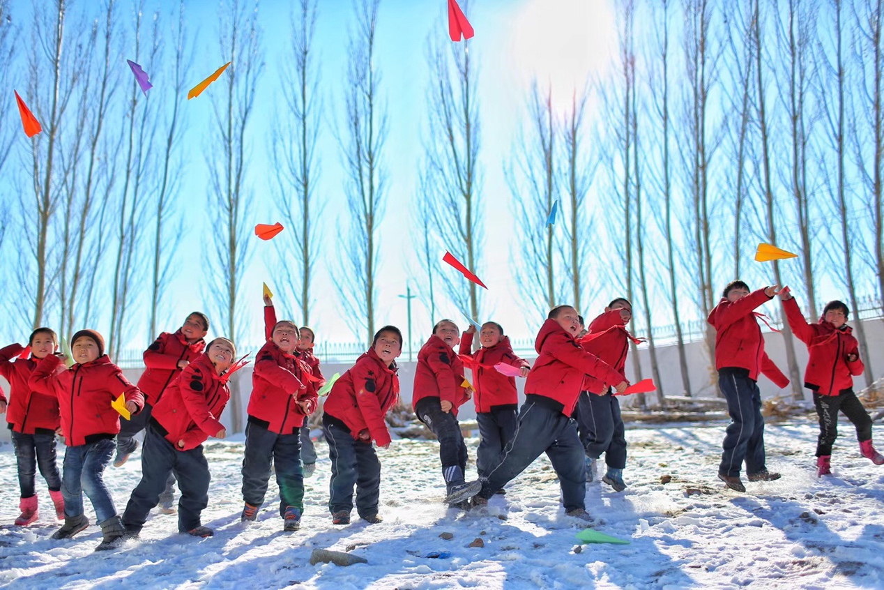 2017年11月15日， “多一克溫暖”公益行動走進北疆地區(qū)，實現(xiàn)了從物質(zhì)捐贈到“物質(zhì)+精神”溫暖的升級。 “體操冠軍”楊威、好妹妹樂隊等傾情加盟，不僅為孩子們帶來加厚羽絨服和御寒物資，還準備了溫暖的課堂。