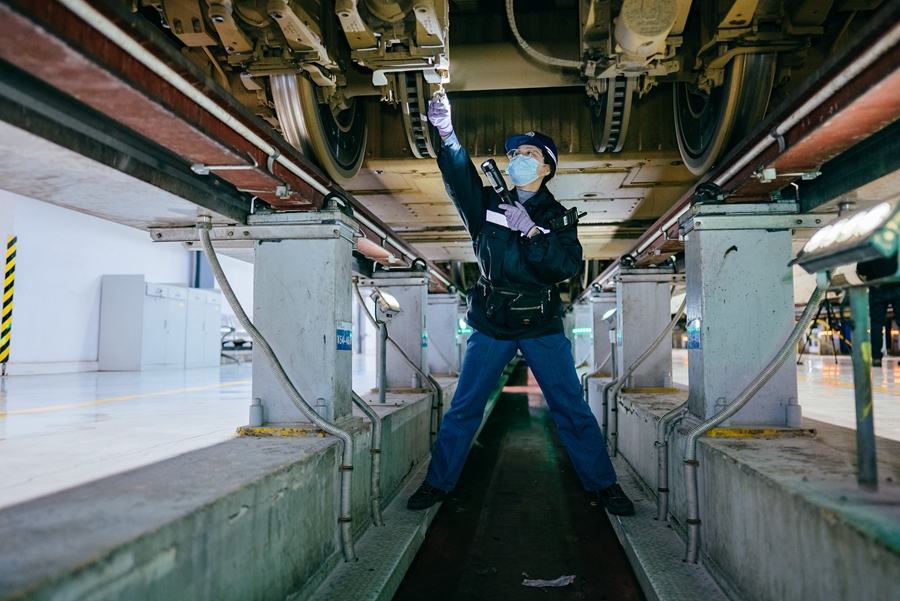 守護(hù)動車安全的“00后”女機(jī)械師