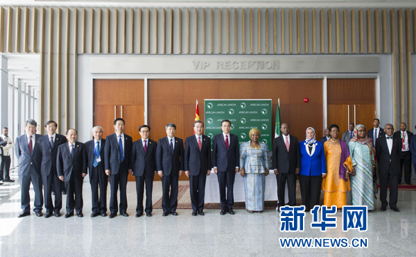 5月5日，中國(guó)國(guó)務(wù)院總理李克強(qiáng)在亞的斯亞貝巴非洲聯(lián)盟總部會(huì)見(jiàn)非盟委員會(huì)主席祖馬。這是會(huì)見(jiàn)后，李克強(qiáng)同祖馬參加集體合影。新華社記者王曄攝