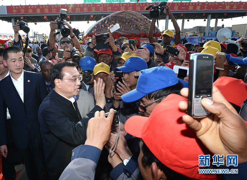 5月5日，中國國務(wù)院總理李克強(qiáng)與埃塞俄比亞總理海爾馬里亞姆共同出席亞的斯亞貝巴-阿達(dá)瑪高速公路一期竣工揭牌典禮，并為二期工程開工奠基剪彩。這是典禮結(jié)束后，李克強(qiáng)同工程施工人員親切交談。新華社記者 李濤 攝 