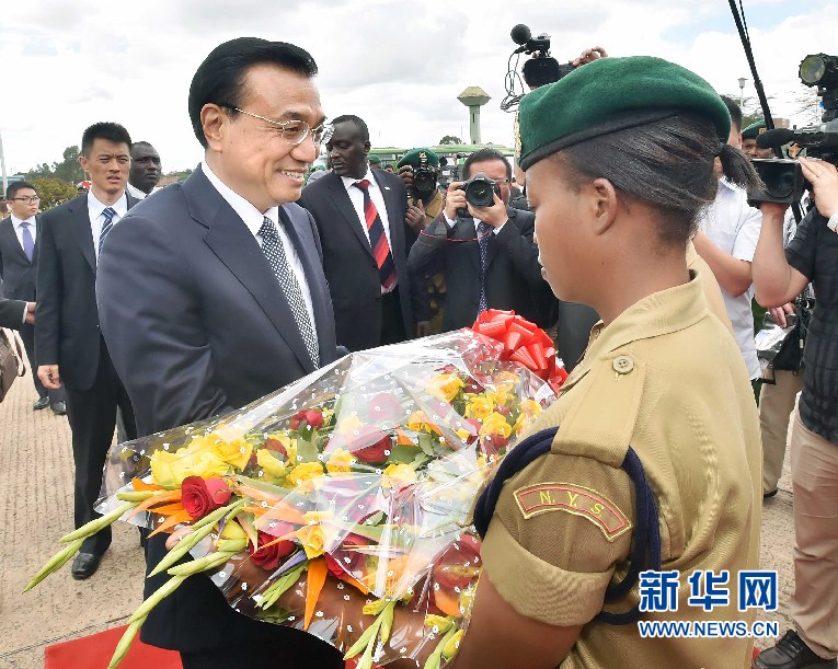 5月11日，中國(guó)國(guó)務(wù)院總理李克強(qiáng)參觀肯尼亞國(guó)家青年服務(wù)隊(duì)。這是服務(wù)隊(duì)隊(duì)員向李克強(qiáng)敬獻(xiàn)鮮花。 新華社記者 李濤 攝