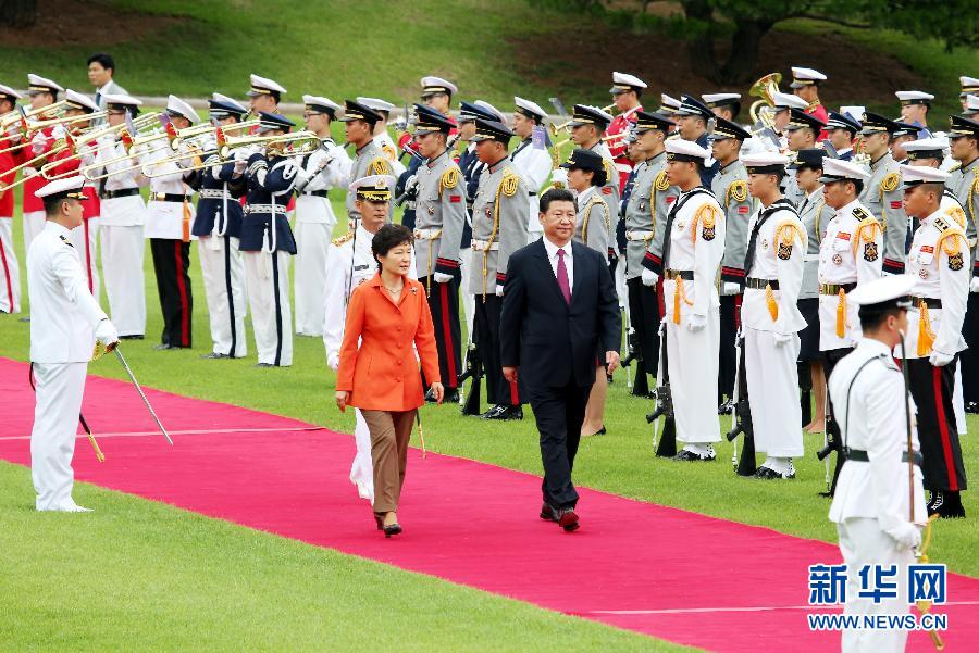 7月3日，國(guó)家主席習(xí)近平在首爾同韓國(guó)總統(tǒng)樸槿惠舉行會(huì)談。會(huì)談前，樸槿惠在青瓦臺(tái)總統(tǒng)府為習(xí)近平舉行隆重歡迎儀式。 新華社記者姚大偉攝