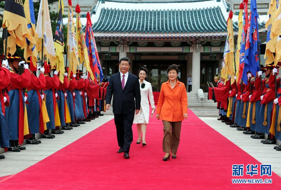 7月3日，國(guó)家主席習(xí)近平在首爾同韓國(guó)總統(tǒng)樸槿惠舉行會(huì)談。會(huì)談前，樸槿惠在青瓦臺(tái)總統(tǒng)府為習(xí)近平舉行隆重歡迎儀式。 新華社記者饒愛(ài)民攝 