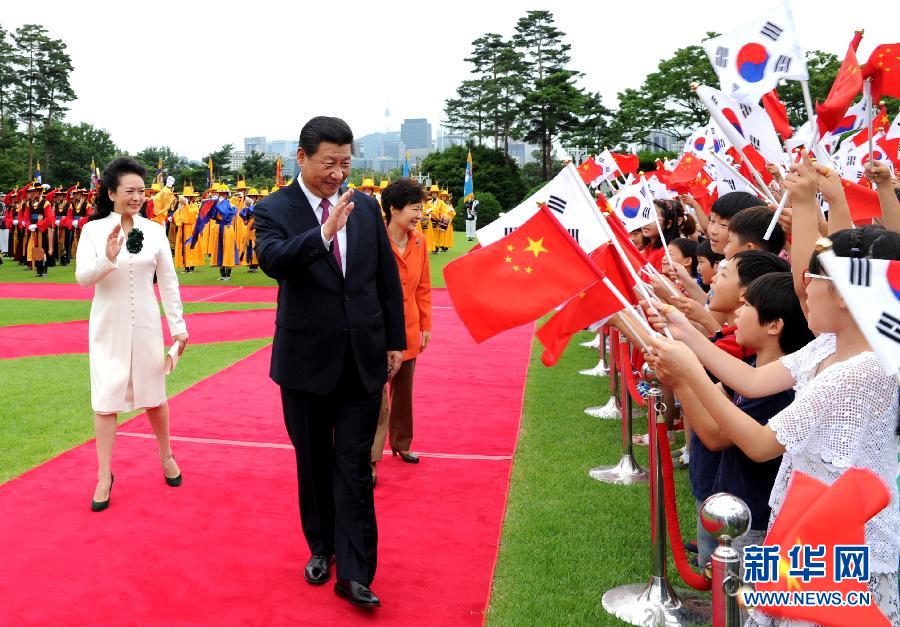 7月3日，國(guó)家主席習(xí)近平在首爾同韓國(guó)總統(tǒng)樸槿惠舉行會(huì)談。會(huì)談前，樸槿惠在青瓦臺(tái)總統(tǒng)府為習(xí)近平舉行隆重歡迎儀式。 新華社記者饒愛(ài)民攝 