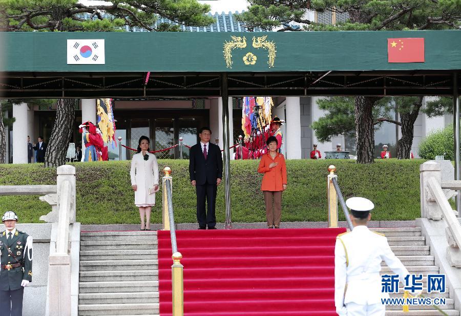 7月3日，國(guó)家主席習(xí)近平在首爾同韓國(guó)總統(tǒng)樸槿惠舉行會(huì)談。會(huì)談前，樸槿惠在青瓦臺(tái)總統(tǒng)府為習(xí)近平舉行隆重歡迎儀式。 新華社記者丁林?jǐn)z 