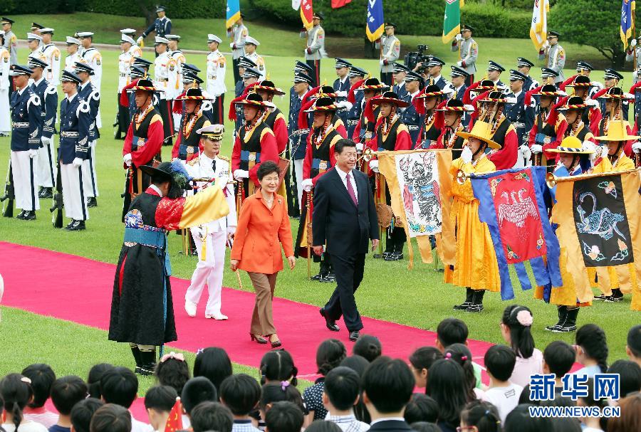 7月3日，國(guó)家主席習(xí)近平在首爾同韓國(guó)總統(tǒng)樸槿惠舉行會(huì)談。會(huì)談前，樸槿惠在青瓦臺(tái)總統(tǒng)府為習(xí)近平舉行隆重歡迎儀式。 新華社記者姚大偉攝 