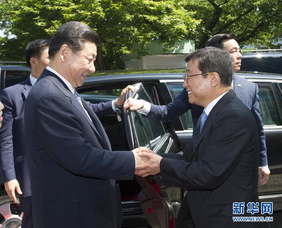 7月4日，國家主席習(xí)近平在韓國國立首爾大學(xué)發(fā)表題為《共創(chuàng)中韓合作未來　同襄亞洲振興繁榮》的重要演講。這是首爾大學(xué)校長吳然天迎接習(xí)近平主席。新華社記者 謝環(huán)馳 攝 