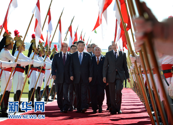 7月16日，國家主席習(xí)近平在巴西利亞會見巴西參議長卡列羅斯和眾議長阿爾維斯。這是習(xí)近平步入國會大廈。 新華社記者 劉建生 攝 