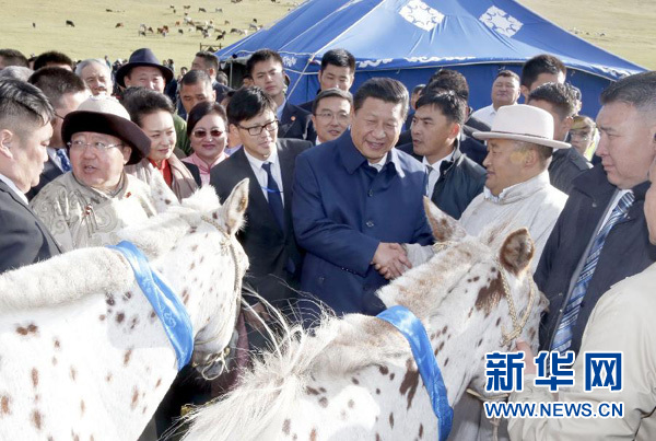 8月22日，國家主席習(xí)近平在蒙古國總統(tǒng)額勒貝格道爾吉陪同下前往烏蘭巴托市郊觀看那達(dá)慕。額勒貝格道爾吉向習(xí)近平夫婦贈送兩匹蒙古馬。習(xí)近平為兩匹馬分別取名阿爾泰和克魯倫，寓意中蒙兩國山水相連、睦鄰友好。新華社記者 鞠鵬 攝