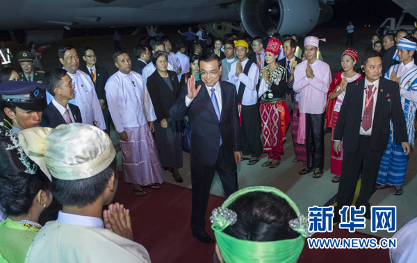 11月12日，中國國務院總理李克強抵達內(nèi)比都，出席東亞合作領(lǐng)導人系列會議并對緬甸進行正式訪問。 新華社記者王曄攝