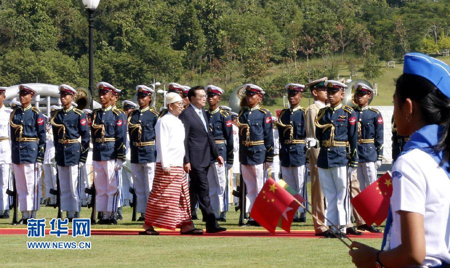 11月14日，中國(guó)國(guó)務(wù)院總理李克強(qiáng)在內(nèi)比都同緬甸總統(tǒng)吳登盛舉行會(huì)談。這是會(huì)談前，吳登盛在緬甸總統(tǒng)府前廣場(chǎng)為李克強(qiáng)舉行隆重的歡迎儀式。新華社記者 鞠鵬 攝