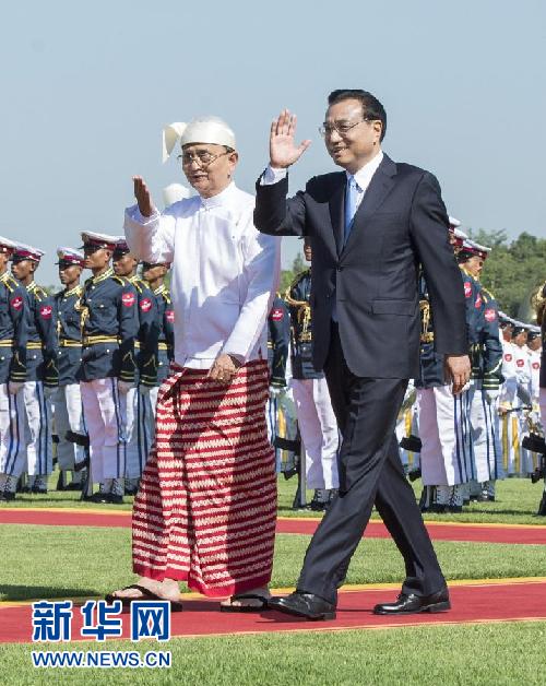 11月14日，中國(guó)國(guó)務(wù)院總理李克強(qiáng)在內(nèi)比都同緬甸總統(tǒng)吳登盛舉行會(huì)談。這是會(huì)談前，吳登盛在緬甸總統(tǒng)府前廣場(chǎng)為李克強(qiáng)舉行隆重的歡迎儀式。新華社記者 王曄 攝