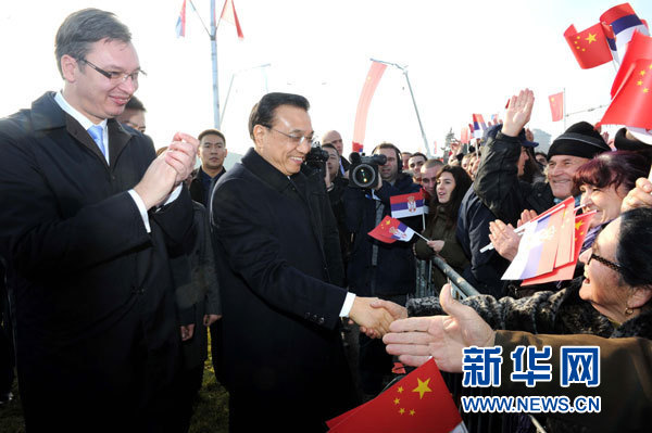 12月18日，中國(guó)國(guó)務(wù)院總理李克強(qiáng)在貝爾格萊德同塞爾維亞總理武契奇共同出席貝爾格萊德跨多瑙河大橋竣工儀式。這是李克強(qiáng)在儀式現(xiàn)場(chǎng)同塞爾維亞群眾親切握手。新華社記者 饒愛(ài)民 攝